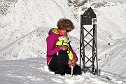 56 Foto di vetta al cippo-a ricordo di Cima Grem (2049 m) e da sfondo le pendici innevate d'Arera